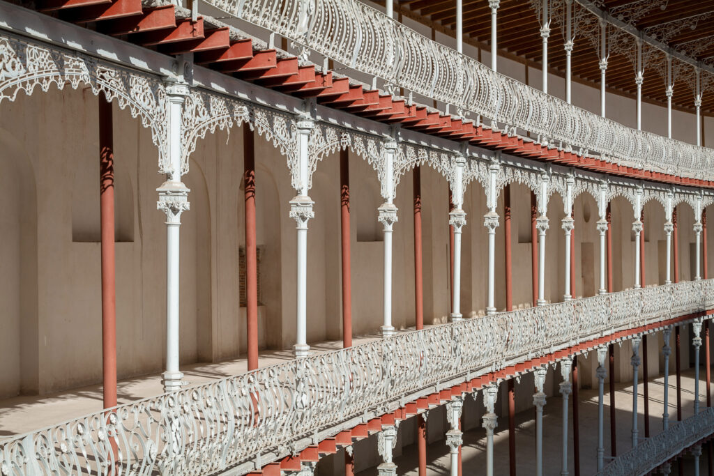 Detalle de las finas columnas de fundición donde apoya la cubierta de las gradas. Fotografía de detalle de las finas columnas de fundición donde apoya la cubierta de las gradas.