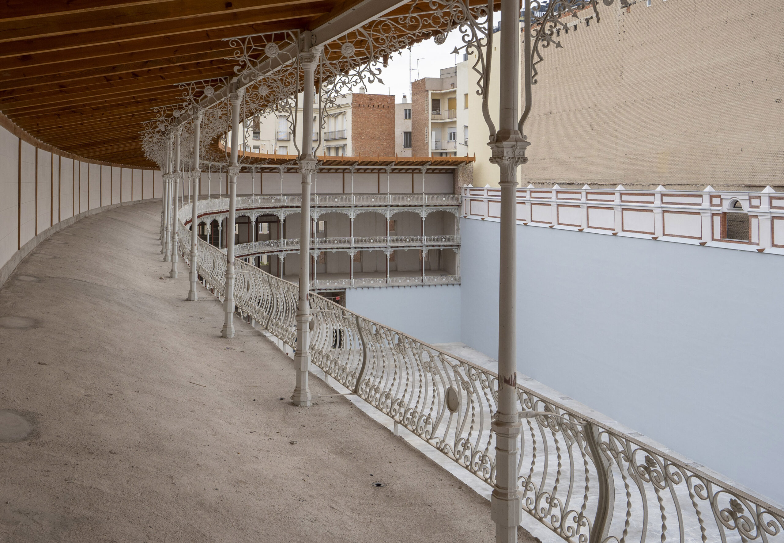 Fotografía del estado del graderío y la pared izquierda después de la restauración.