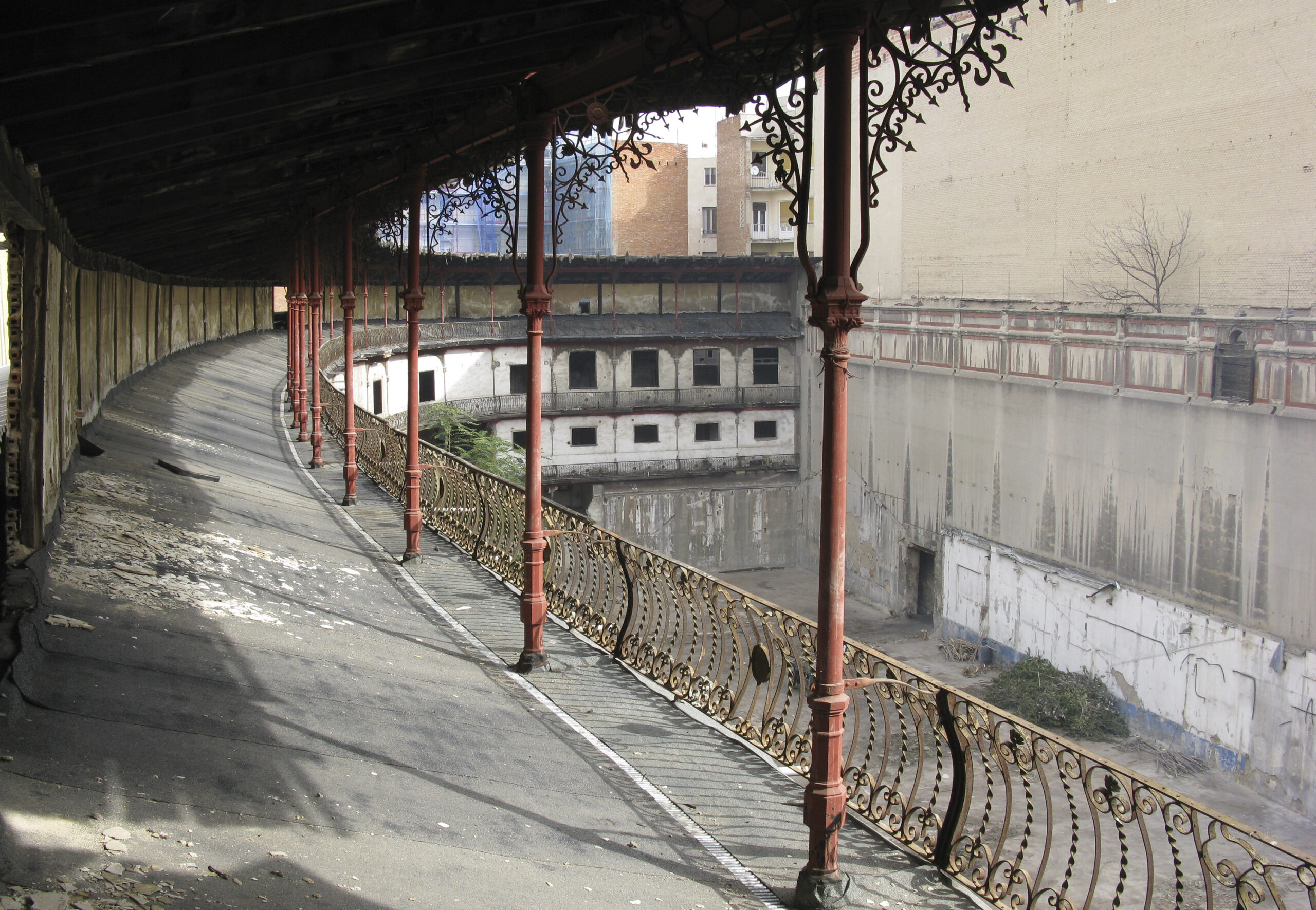Fotografía del estado del graderío y la pared izquierda antes de la restauración.