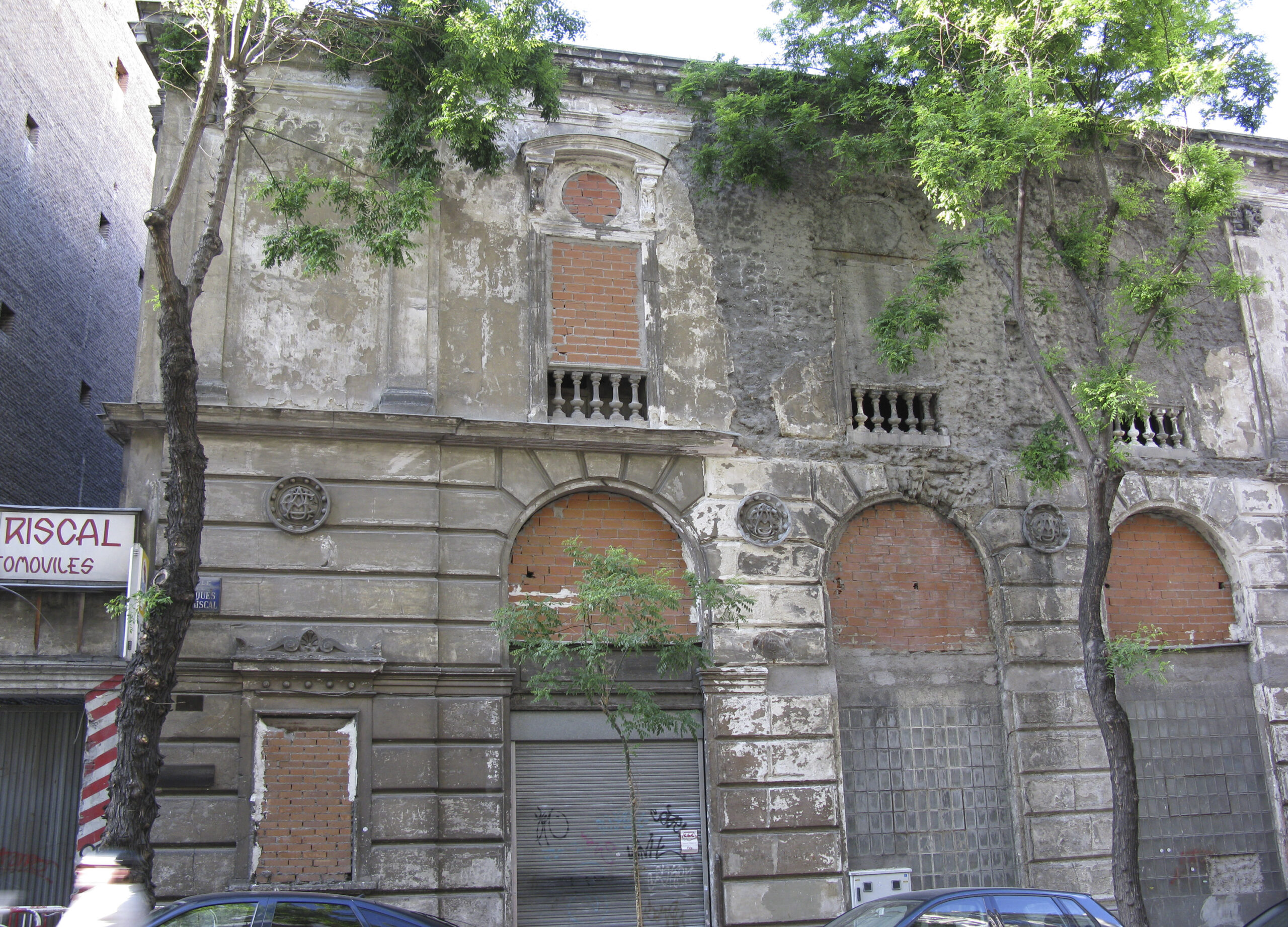 Fotografía de la fachada exterior antes de la restauración.