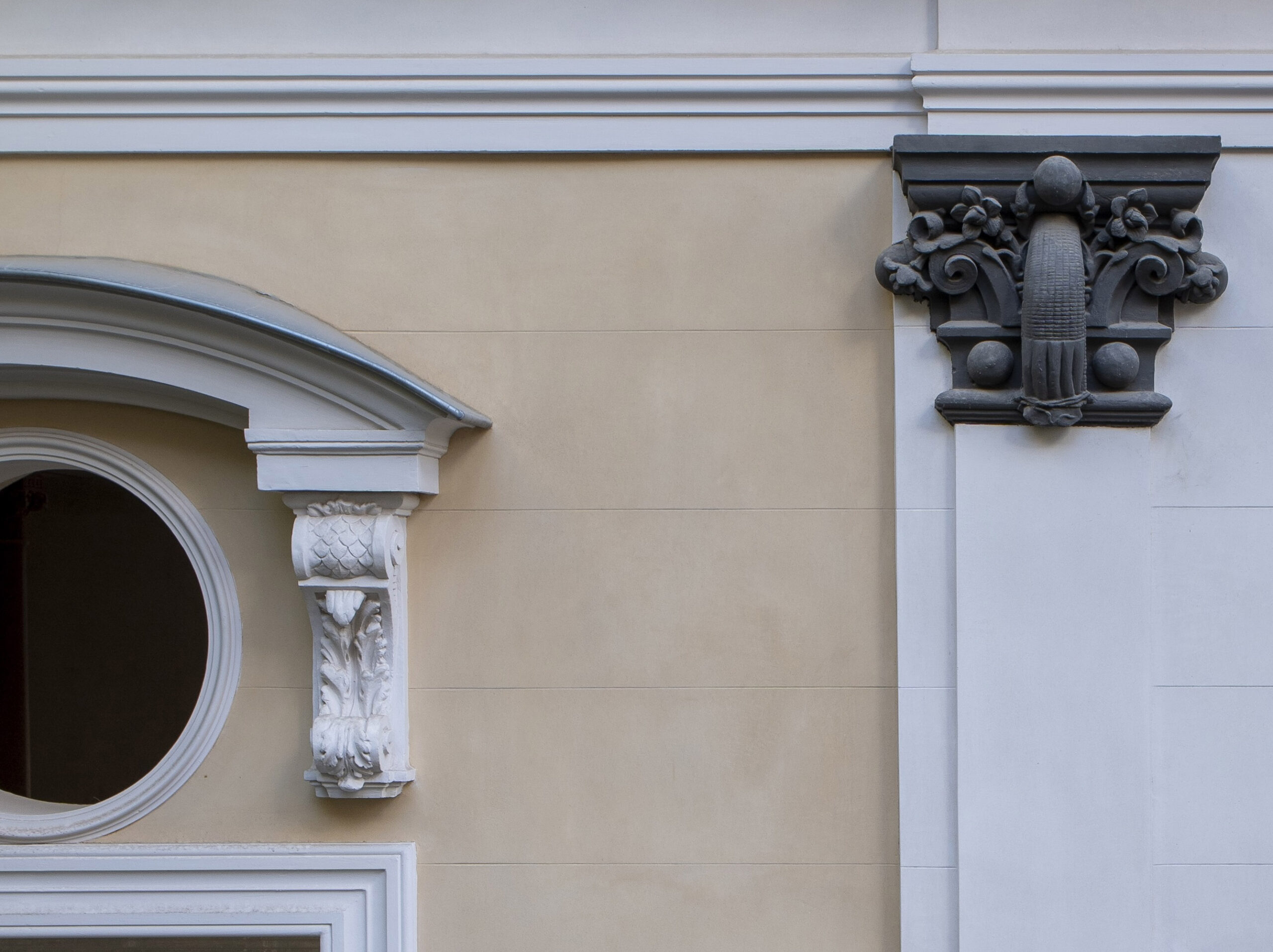 Fotografía de detalle de las decoraciones después de la restauración.