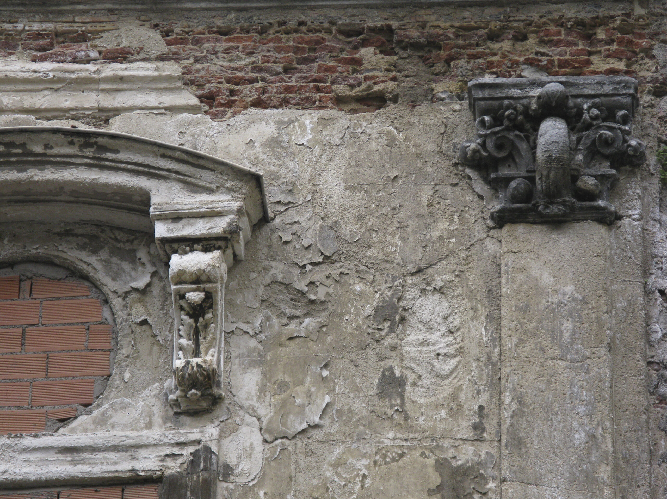 Fotografía de detalle de las decoraciones antes de la restauración.