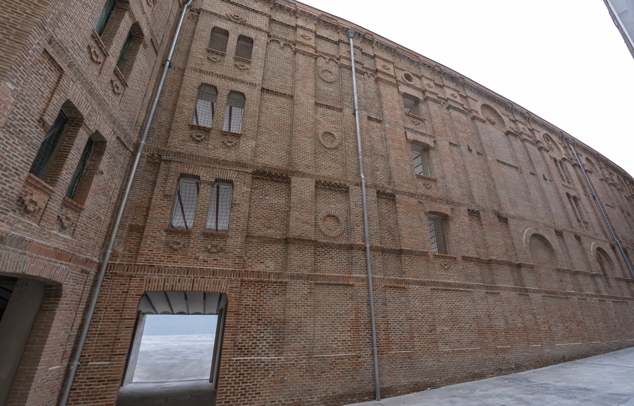 Fotografía de la fachada exterior de las gradas después de la restauración.