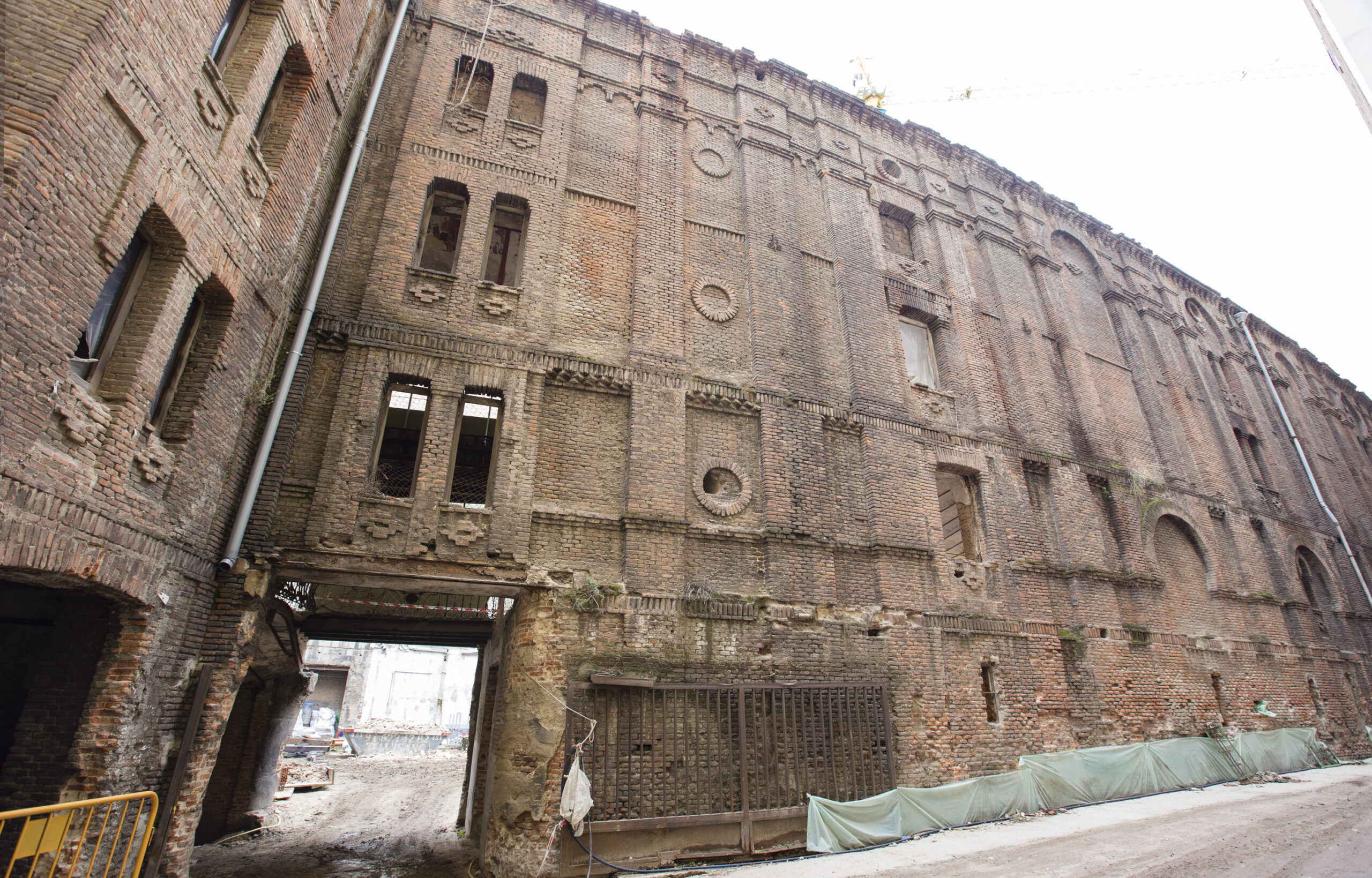 Fotografía de la fachada exterior de las gradas antes de la restauración.