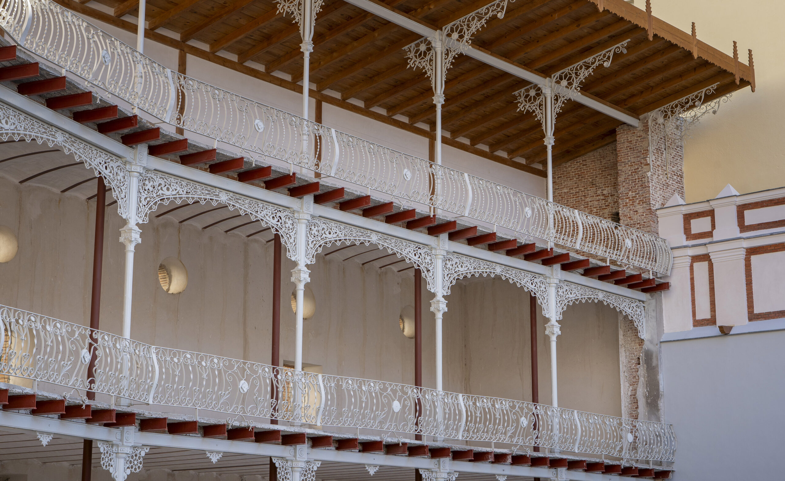 Fotografía de detalle de los balcones de las gradas después de la restauración.