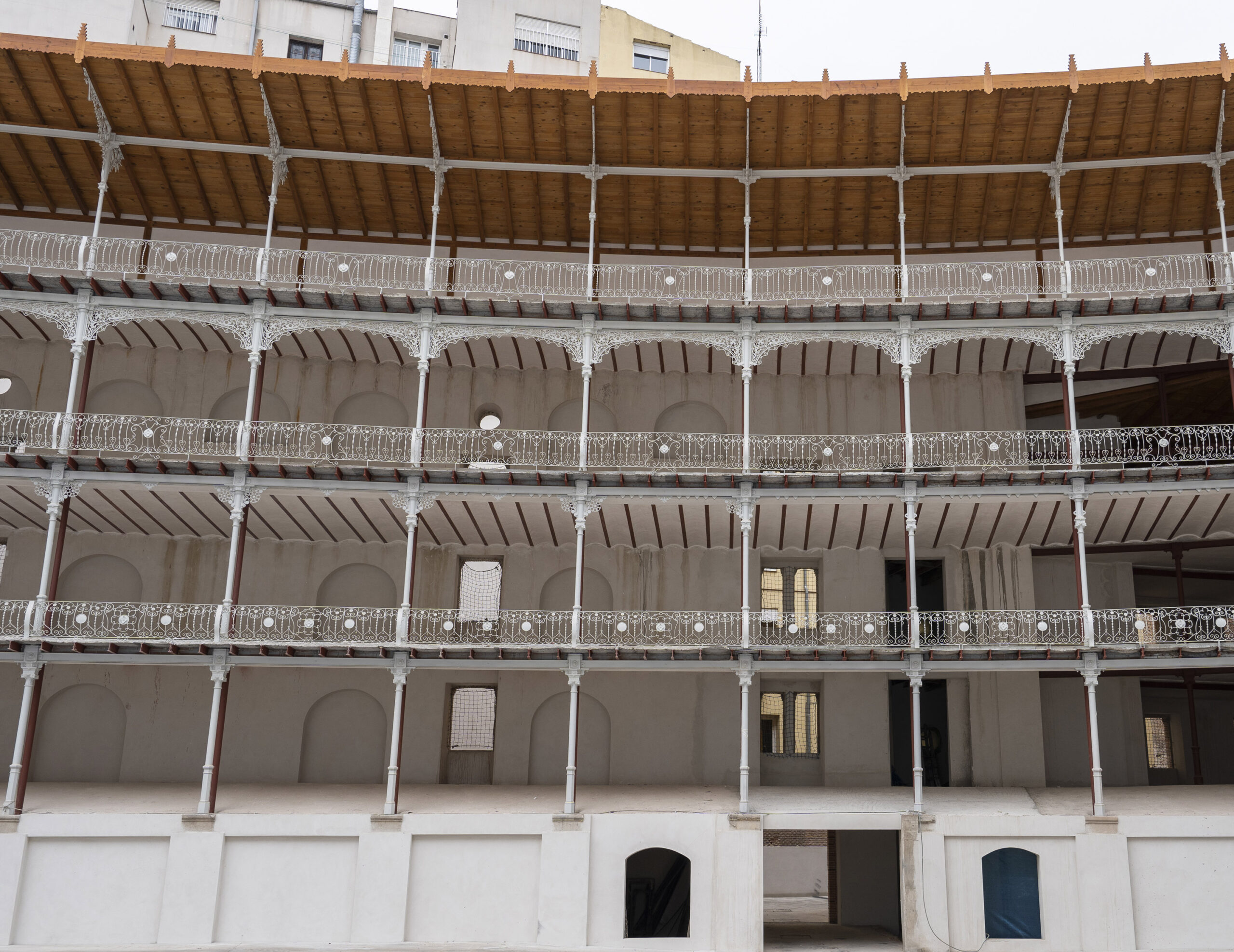 Fotografía de la estructura de hierro de las gradas después de la restauración.