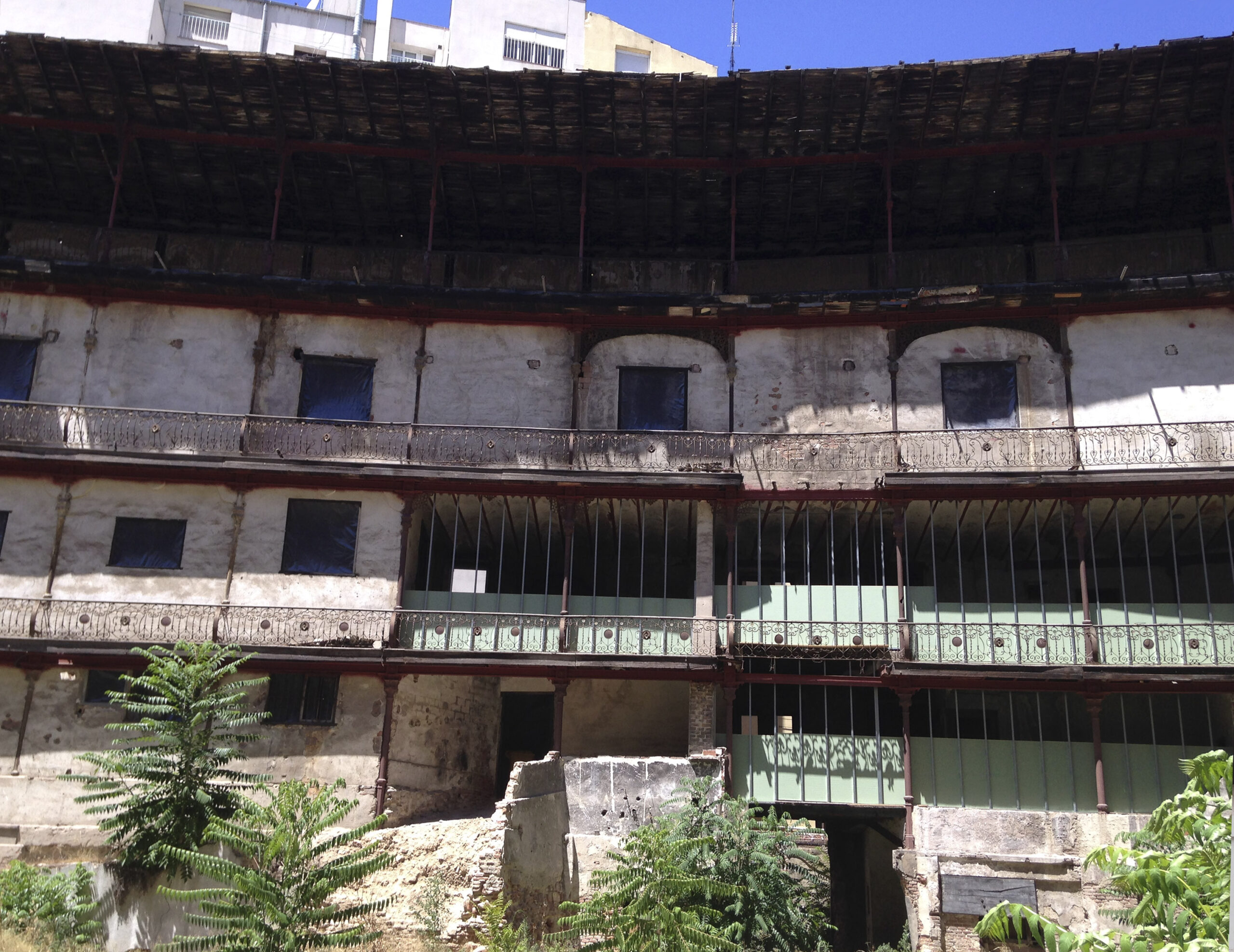 Fotografía de la estructura de hierro de las gradas antes de la restauración.