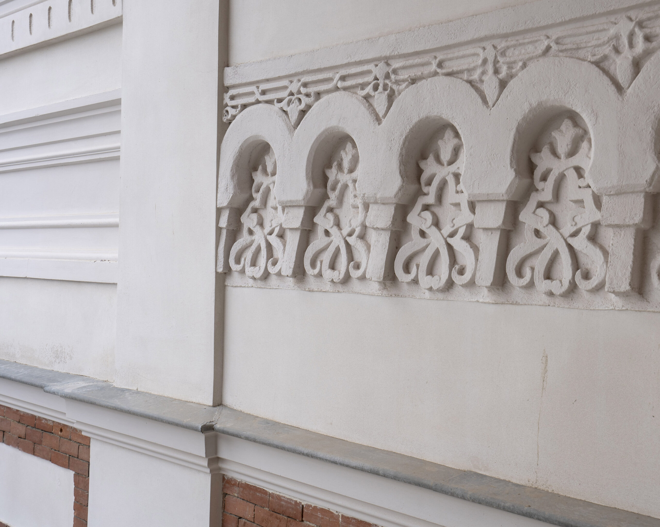 Fotografía de detalle de la decoración neomudéjar después de la restauración.