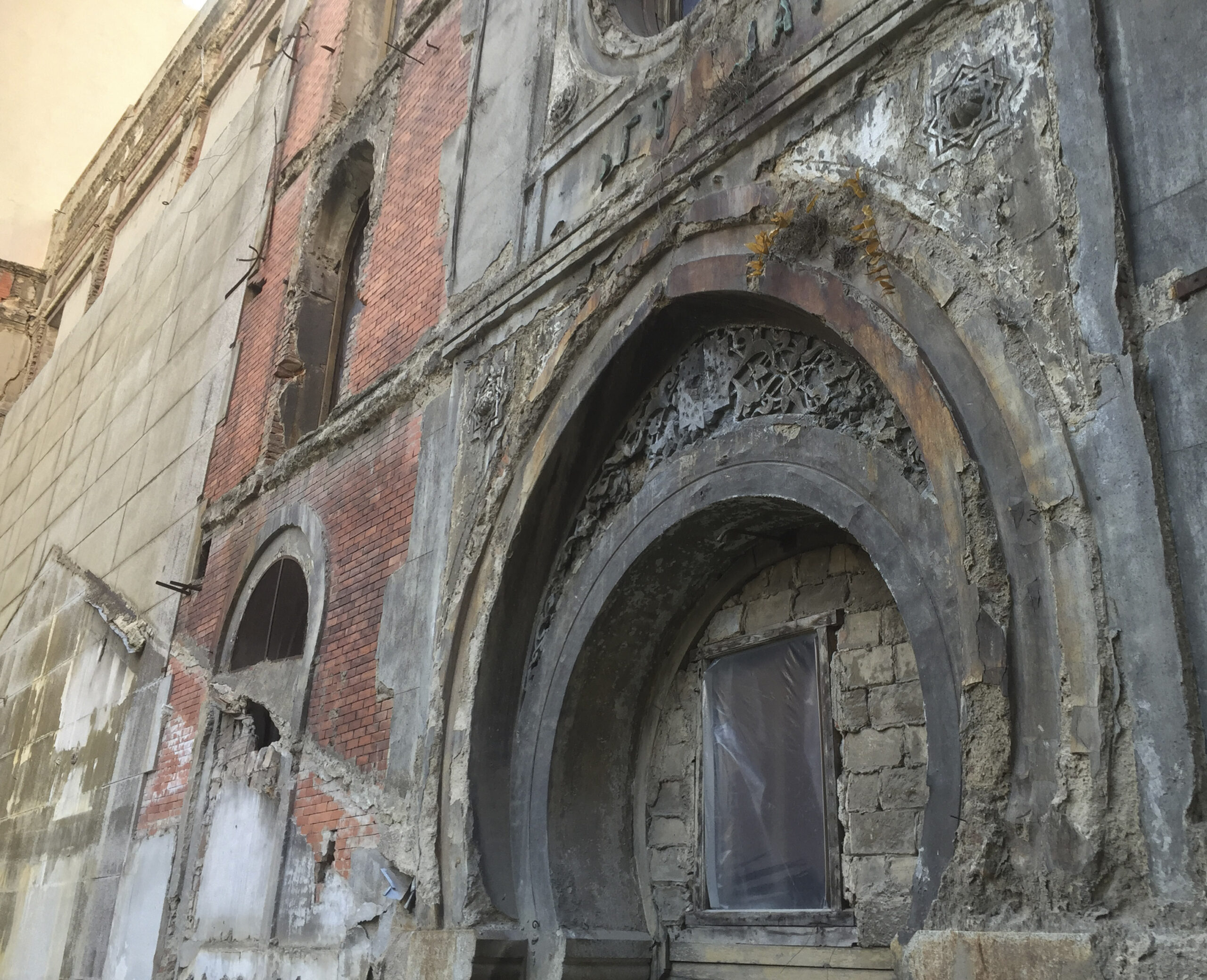 Fotografía de la fachada interior antes de la restauración.