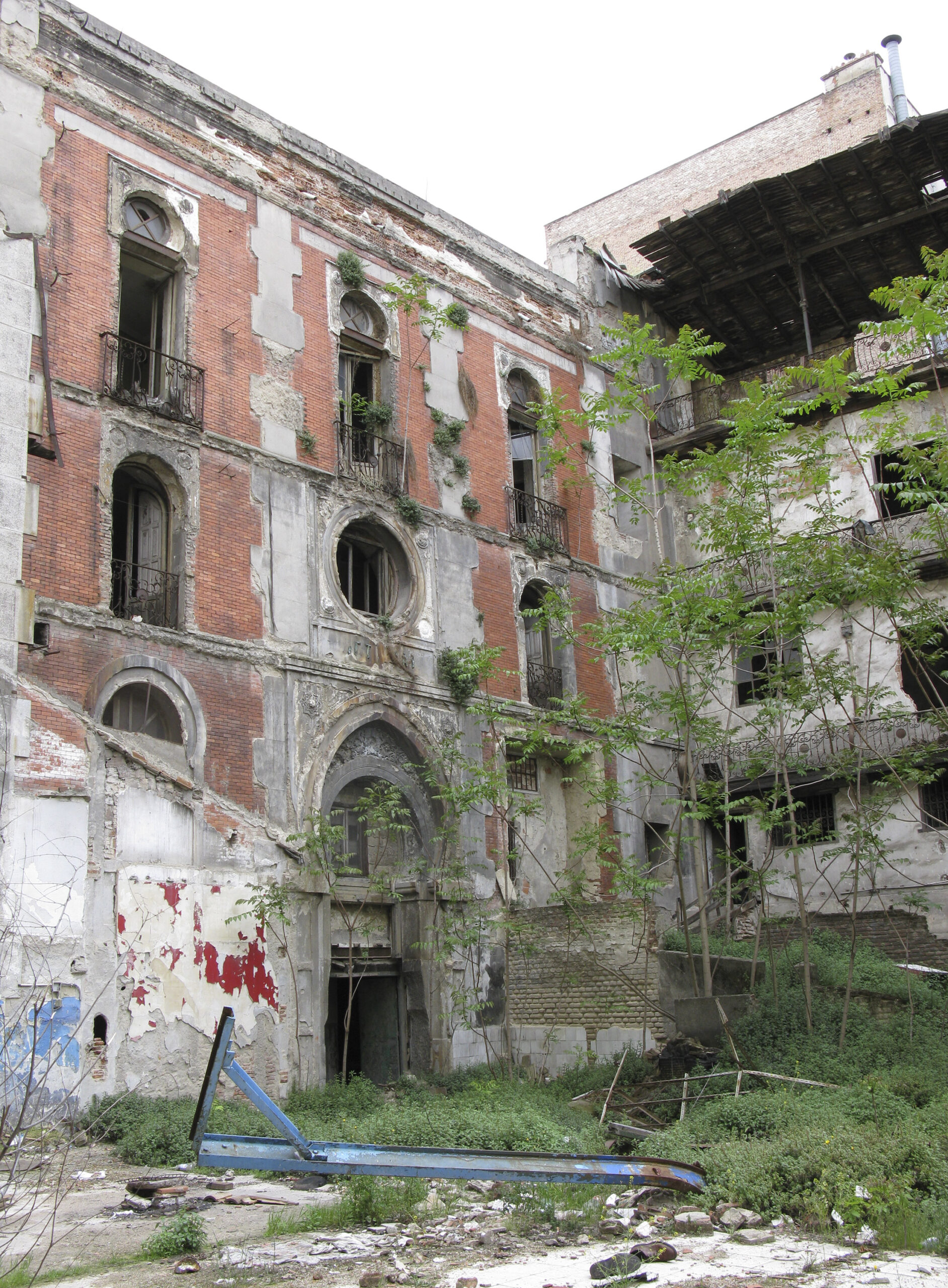 Fotografía de la fachada interior antes de la restauración.