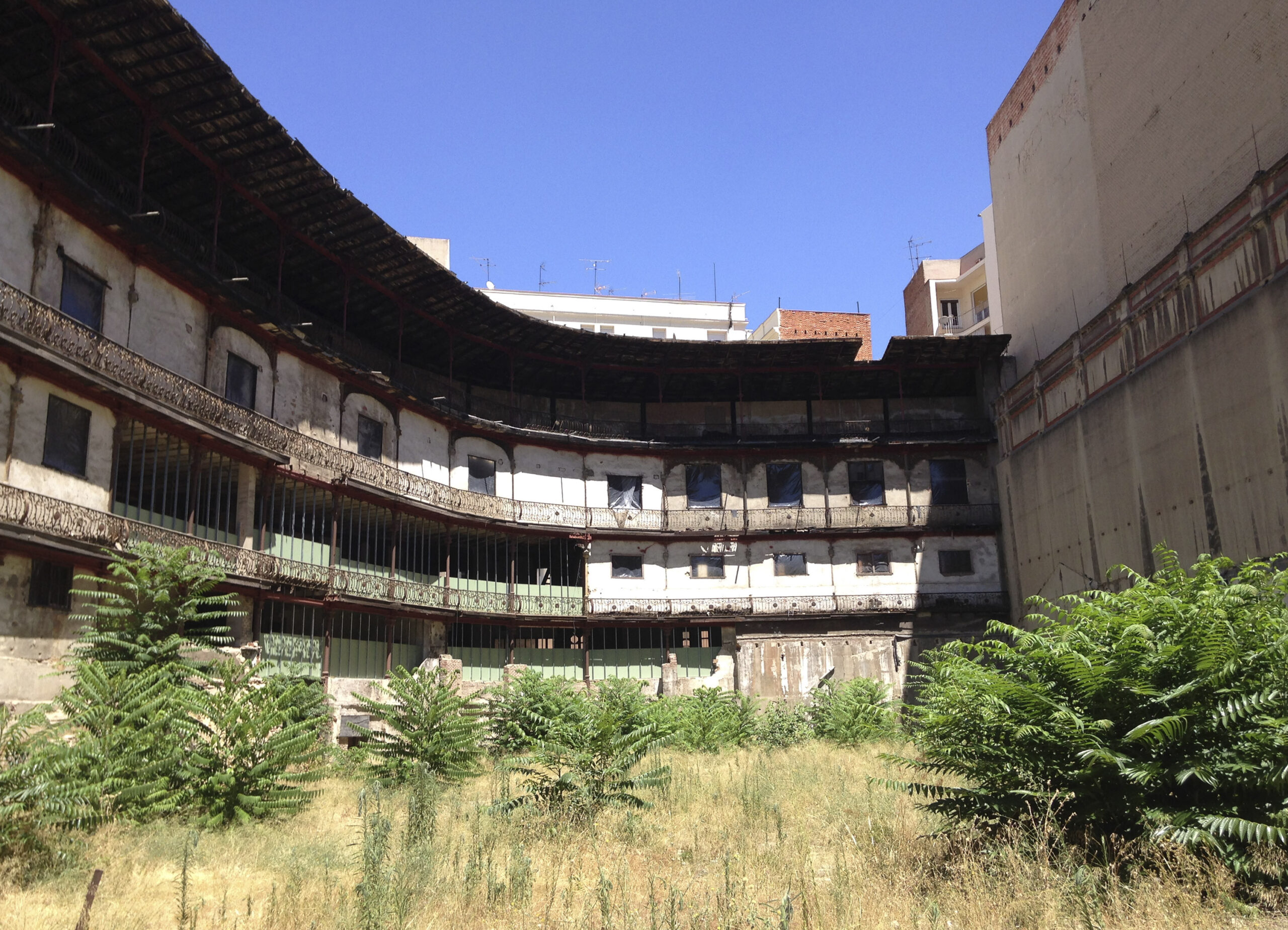 Fotografía de la cancha antes de la restauración.